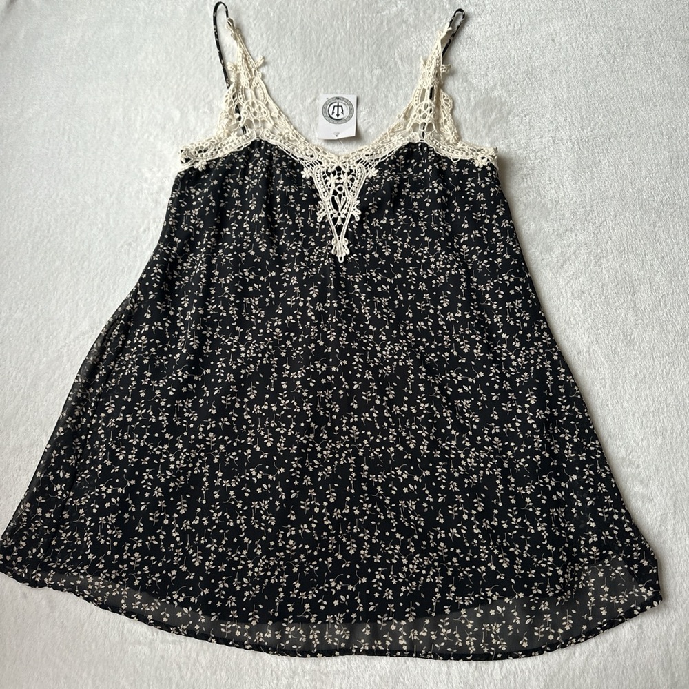 Jella c. floral crochet mini dress